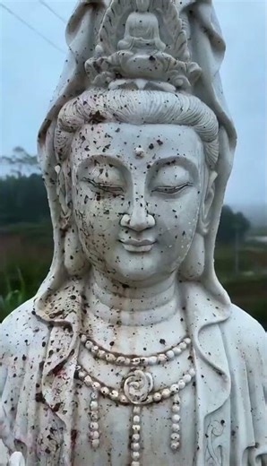 Reckless driving, splashing mud on a Buddha statue… the consequences followed immediately. #buddha