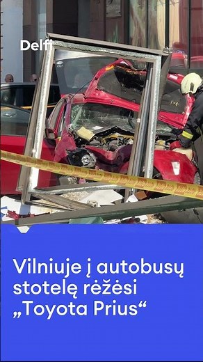 Vilniuje į autobusų stotelę rėžėsi „Toyota Prius“