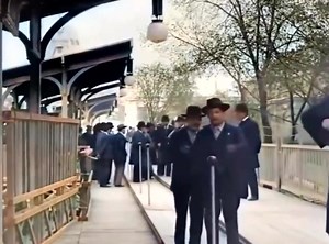 54K views · 1.8K reactions | A moving sidewalk in Paris during the Exposition Universelle in 1900. #ParisExpositionUniverselle1900 https://amzn.to/3SVcF8N If you enjoy my history content, you can support my history work with a donation at https://www.buymeacoffee.com/YesterdayToday | Yesterday Today | Facebook