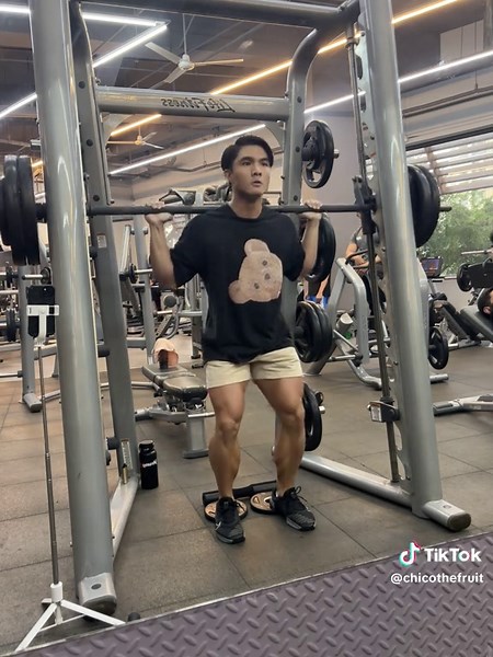 Smith Machine Squat: Effective Leg Day Workout Guide