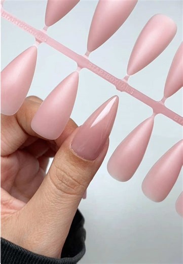 Y’all asked for it! Long stiletto is here with chic vibe! 🎀💅🏼 Tag a friend who needs these👇 #btartboxnails #xcoattips #pressonnails #nailinspo #nail