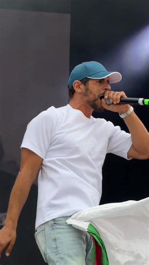 Fianso chante «Longue vie» aux Ardentes avec le drapeau algérien