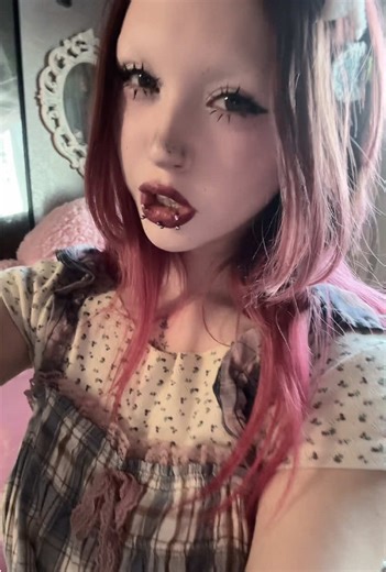 #bratmobile #noeyebrows #alternativemakeup #baddie #outfitinspo