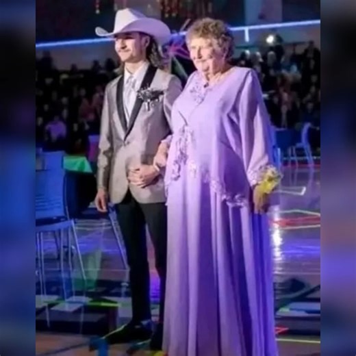 When Madeline Miller was a teenager, she dreamed of prom like every other girl her age. But as the second oldest of 14 children, she quit school early to help raise her siblings. Prom night slipped away, and she carried that quiet loss for decades. Seventy-six years later, at 92, Madeline opened her door to find her great-grandson Wollan standing there with flowers and a sign: “Will you go to prom with me? For my last prom… and your first?” 👉 Full story 👇👇 | Plum Purdy