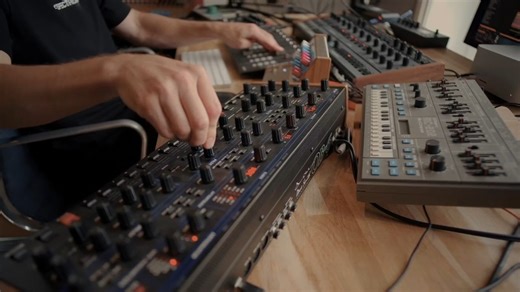 用 Oberheim 合成器的音色制作音乐