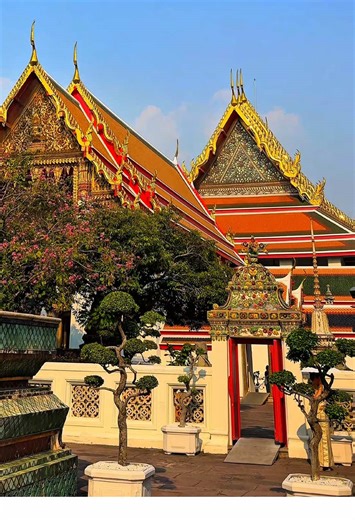 One of Bangkok’s most iconic temples ✨ Inside Wat Pho lies the famous Reclining Buddha 🪷 - but the temple complex itself is just as impressive. Golden pagodas, peaceful courtyards and centuries of history 🏯 Would you visit this temple? #watpho #recliningbuddha #bangkok #thailandtravel #bangkoktemples