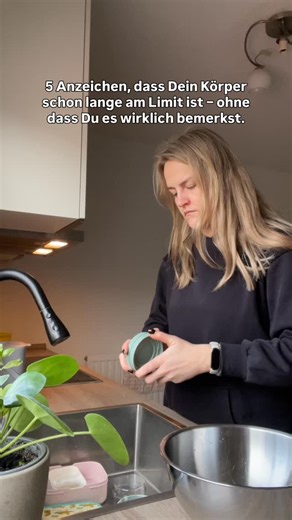 Arina | Zwischen Kontrolle & Vertrauen on Instagram: "Es fällt nicht direkt auf: 1. Du bist immer häufiger müde. Aber nicht nur körperlich. Es ist vielmehr eine tiefe Erschöpfung. Und selbst Pausen fühlen sich nicht wirklich erholsam an. 2. Stille fällt Dir schwer. Sobald es ruhig wird, wird Dein Kopf lauter. Du denkst schon an das nächste To-do, an die nächste Aufgabe. Abschalten kannst Du kaum. Ruhe ist fast nicht auszuhalten. 3. Du sagst oft: „Ich mach das noch kurz.“ Noch schnell aufräumen. 