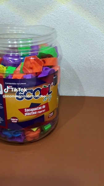 Bote con 150 sacapuntas de plástico, perfectas para la escuela, trabajo o la oficina. Disponible aquí en #tiktokshop