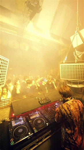 That poor bloke's ear - rave tok house music reaction