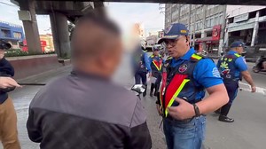 WATCH: Nauwi sa tensyon ang operasyon ng Metropolitan Manila Development Authority (MMDA) matapos magtangkang tumakas ang isang pulis na pinara dahil sa hindi awtorisadong pagdaan sa EDSA Busway sa Cubao, Quezon City. (Luisito Antonio Santos, Super Radyo DZBB 594khz) | Super Radyo DZBB 594khz