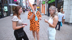 34 reactions · 10 comments | Suggestie voor een leuk spel om met je vrienden te spelen, namelijk het spel Poetry For Neanderthals. Spelers mogen net als Neanderthalers alleen woorden met één lettergreep gebruiken, want anders krijgen ze een klap met een opblaasbare knuppel. Het spel in huis halen kan met deze link: https://bit.ly/3JkEW3O | vkmag | Facebook