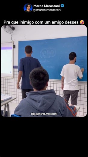 O aluno trollou o outro na aula😂 #motivação #inspiração #felicidade #divertido #escola #professor