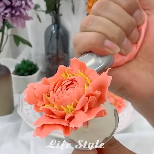 Making Botanically Realistic Buttercream Frosting Flowers | Yummy