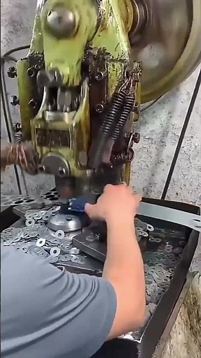 Precisão ou Perigo? A rotina de uma Prensa Excêntrica! ⚙️⚠️