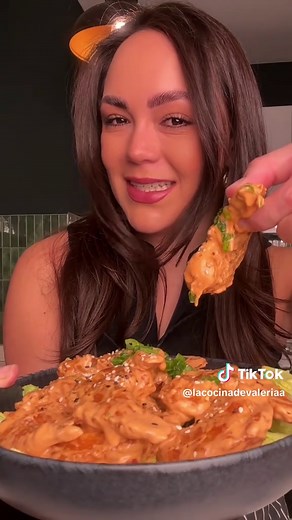 Camarones roca te paso la receta: Para el toque crujiente: @Aceite Canoil Una taza de harina Una taza de maicena Paprika, sal y pimienta 1 taza 1/2 agua mineral FRÍA Hielos Para el aderezo: 1/4 taza siracha Paprika 1/2 taza mayonesa chipotle 1/2 taza media crema Decoración: Ajonjolí Cebollín