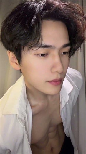 Chiseled Abdominal Muscles: Fit Guy Shows Off His Beach Body