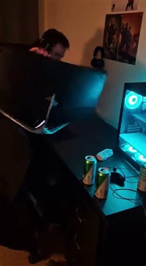 Angry Gamer SMASHES Monitor After Losing 💀#ragequit #gamerrage #gaming #funnygaming
