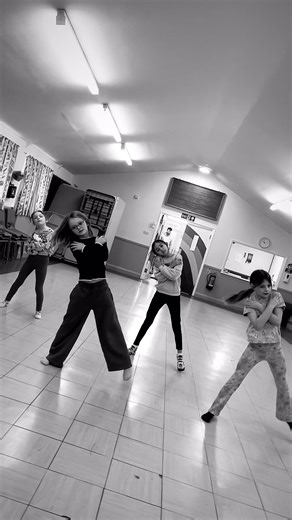 💃Junior Contemporary Dance💃 Our children’s contemporary dance classes focus on creativity, confidence, and movement exploration ✨ Through imaginative choreography and guided exploration, young dancers build strength, coordination, flexibility and self-expression in a supportive and nurturing environment. Let your child move, create and shine. Bookings are now available for next term! Send us a message now 📲 See below for class information⬇️ 📍London Road, Bexhill Town Centre ⏰Saturdays 9-10am