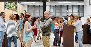 Waarom je bij een eerste ontmoeting beter niet recht tegenover elkaar kan zitten