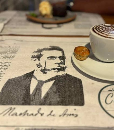 Você tomaria café no mesmo lugar onde sentaram Machado de Assis e a Rainha Elizabeth II? A Confeitaria Colombo é um pedacinho do século XIX vivo no Centro do Rio! Salva pra visitar ✨ #colombo #riodejaneiro #curiosidades