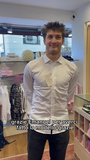 Per acquisti visita il sito👇🏼 www.gentjcamiceriatreviso.it Emanuel indossa un grande classico🤩 ➡️ camicia bianca sfiancata con un tessuto stretch ➡️ collo francese con la particolarità del bottoncino nascosto ➡️ Ovviamente tutto prodotto a Treviso ➡️ UNICO PUNTO VENDITA in Via Pescheria, 13 Treviso Per info e spedizioni ⠀​ 📲 whatsapp business 39 3457598859 ⠀​ Camiceria Gentj | Made in Veneto | Gentj Camiceria Made In Veneto