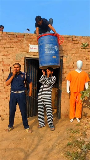 Prisoner escape trough cell 😨🚓#funny #trending #video