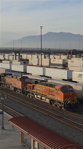 BNSF 25th Anniversary Unit trails on Manifest
