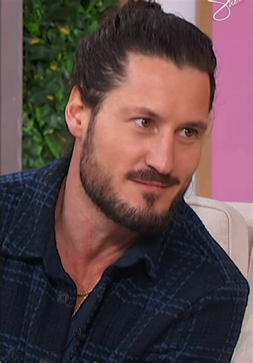 I have no idea what’s going on but I love it 😍✨ #valchmerkovskiy #dwts #dancingwiththestarstour #val #alixearle