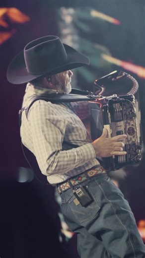 INTOCABLE on Instagram: "Antología tour a sido muy especial para nosotros y saber que estaríamos en Phoenix, Arizona sería increíble. Verlos cantar y bailar con tanta energía de principio a fin… fue magnífico! 🙌🏻🔥 #intocable #antologiatour #phoenix #arizona"