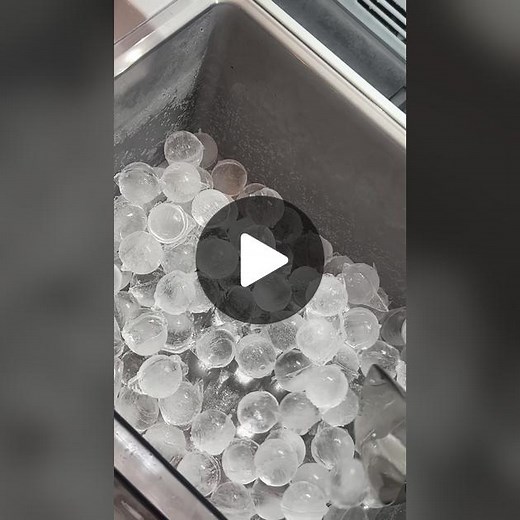 cute surprise at the end🥹🥹🤍 ib @K A M I #fyp #foryoupage #asmr #asmrsounds #satisfying #organize #ice #icedrawer #shapedice #kitchen #home #restock
