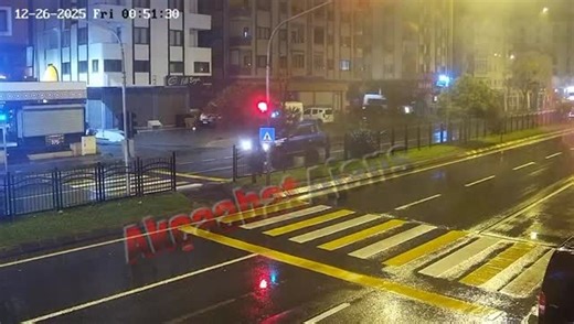 Akçaabat Haber / Ajans on Instagram: "Çalıntı Araçla Kırmızı Işık İhlali Can Aldı: Akçaabat’ta 24 Yaşındaki Genç Hayatını Kaybetti Edinilen bilgilere göre, Trabzon’un Çarşıbaşı ilçesinde bir akaryakıt istasyonunda sürücünün yakıt almak için araçtan indiği sırada, 22 yaşındaki Ercan Yılmaz araca binerek olay yerinden kaçtı. Çaldığı 61 AJB plakalı otomobille Akçaabat’a doğru hızla ilerleyen Yılmaz, Söğütlü Mahallesi’nde adeta ölüm saçtı. Kırmızı ışıkta durarak yolun açılmasını bekleyen 61 AHP 145 