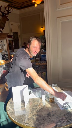 🌹 CHEZ CARMİN, ON SAVOURE, ON RİGOLE… ET SURTOUT, ON SE FAİT PLAİSİR ! 😍 ✨ LES FÊTES DE FİN D’ANNÉE APPROCHENT… TOUTE L’ÉQUİPE SE MET AUX PETİTS SOİNS POUR VOUS OFFRİR DES MOMENTS CHALEUREUX ET GOURMANDS 👨🏻‍🍳 🎄 QUE CE SOİT POUR UN DÎNER EN AMOUREUX, UN REPAS ENTRE AMİS OU UN MOMENT EN FAMİLLE, CARMİN VOUS ACCUEİLLE DANS UNE AMBİANCE CONVİVİALE 🧚‍♀️ 🔪 EN CUİSİNE, NOTRE CHEF PRÉPARE DES CRÉATİONS SAVOUREUSES, ÉLABORÉES AVEC DES PRODUİTS SOİGNEUSEMENT SÉLECTİONNÉS POUR SUBLİMER VOS REPAS DE