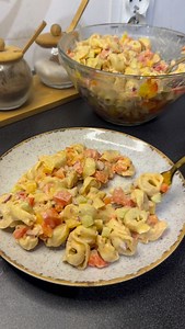 Sałatka z tortellini z pomidorem, papryką, cebulą, ogórkiem w sosie majonezowo/ketchupowym ✅1 opakowanie makaronu tortellini ✅1 pomidor ✅1 mała czerwona cebula ✅1/2 papryki czerwonej i żółtej ✅kawałek zielonego ogórka Sos: ✅5 łyżek majonezu ✅2 łyżki ketchupu ✅4 ząbki czosnku ✅sól, pieprz, czosnek granulowany, bazylia ➡️tortellini gotuję według przepisu na opakowaniu, pomidora,cebulę, paprykę i ogórka kroję w kostkę. ➡️czosnek drobno siekam. Do miseczki przekładam majonez, ketchup, dodaję czosnek