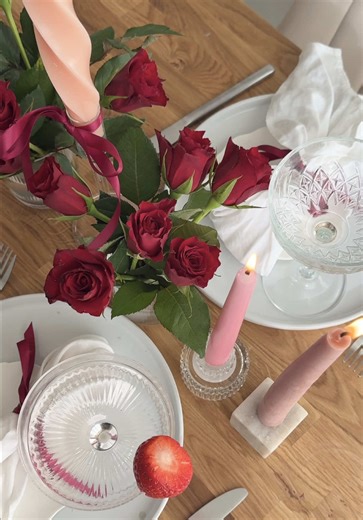 Happy Valentines Day 🌹🤍 Any excuse to dress the table! Table @domli_uk