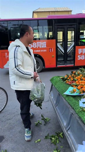 Man Used Smart Trick To Sell All Fruits Fast 😱