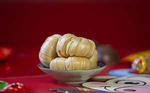 88K views · 133 reactions | Tanggua’r, the sweet, sticky candies made from glutinous rice and wheat germ, is indispensable for celebrating the “Minor Spring Festival” that falls on the 23rd day of the 12th lunar month. #UnderstandingChina #SpringFestival | Understanding China | Facebook