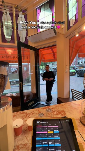 Heb jij al een drankje en een koekje bij ons geprobeerd?🍪🥰 #hetkoffiemannetje #foryou #amsterdam #fyp #pov