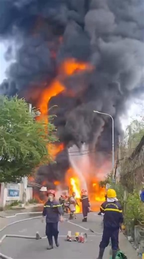 ‼️TP.HCM: Xe bồn chở xăng bất ngờ ch.áy lớn khi đang lưu thông ở Nhà Bè 🔥🔥🔥 | Lang Thang Sài Gòn