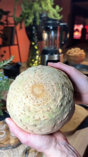 MALINA CUISINE · Easy Recipes · Everyday Cooking · Food · France on Instagram: "SILKY POTATO & CELERIAC PURÉE WITH TRUFFLE Celeriac often looks a bit intimidating at the grocery store — big, rough, and not very inviting. It’s not always obvious what to do with it or what the final result will be. But in reality, it’s a wonderful vegetable that can easily elevate everyday dishes. For example, classic mashed potatoes. When you add the same amount of celeriac, you get a refined, restaurant-style si