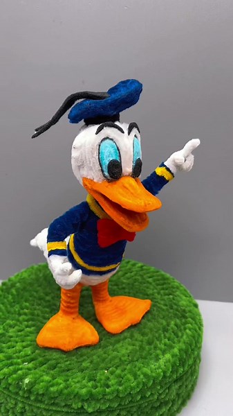 Creating a Donald Duck with Fuzzy Wire: DIY Tutorial