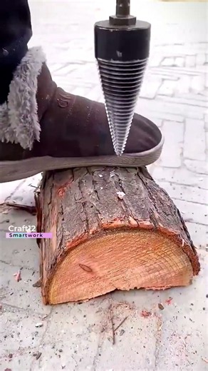🪵🪓 The process of splitting wooden logs using a cone drill bit