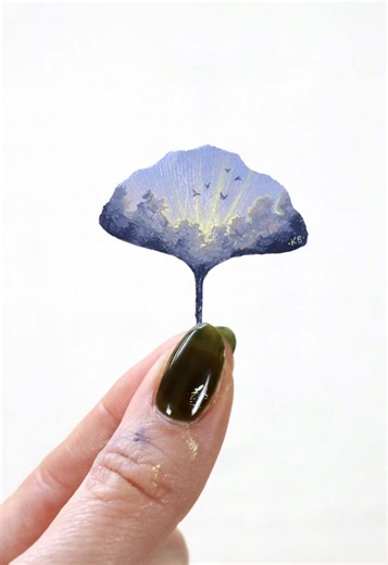 Stunning Ginkgo Leaf Artwork: Nature's Miniature Masterpiece