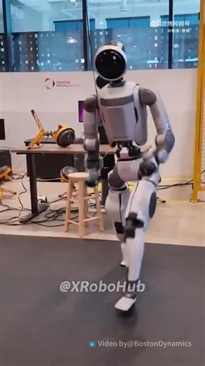 5.7K views · 108 reactions | 波士頓動力機器人atlas展示靈活性。 From: XRoboHub | Smart Robots 智慧機器人 | Facebook