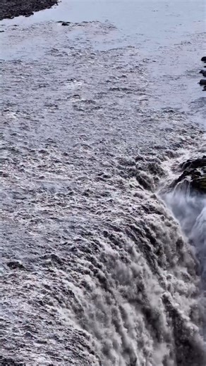You can feel Dettifoss before you even see it! 🌬️👀 The roar echoes across the canyon and the ground subtly shakes beneath your feet... yes, it’s that powerful! ⚡️ Pro tip: Wear waterproof gear. Even in winter, the mist can soak you! 🧥 Video by Ingibergur Thor | @ingib.thor | Guide to Iceland
