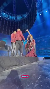 349K views · 655 reactions | PIEL DE GALLINA ❤️ Alessandra Rosaldo le cantó las mañanitas a Eugenio Derbez durante su presentación en el escenario de los 90´s Pop Tour❤️ y el público se unió 朗 Que lindo es el amor  ¡Feliz cumpleaños, Eugenio Derbez! 殺 #Trece #SiempreConectados | Trece | Facebook