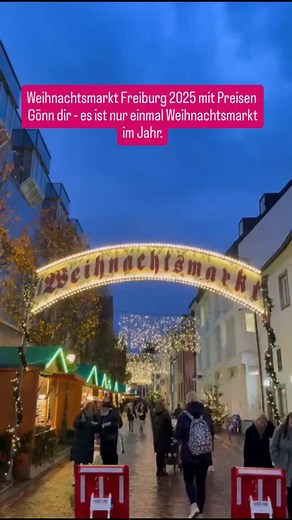 Der Weihnachtsmarkt 2025 in Freiburg hat angefangen und gleich am ersten Tag waren schon zahlreiche Besucher auf dem Markt. Fast hätte es gleich am ersten Tag richtig geschneit, aber auch nur fast. Wie immer waren die Glühweinstände dicht umringt und natürlich alle die Stände, die etwas zu essen angeboten haben. Mit welchem Preisen ihr rechnen müsst, seht ihr im Video. Einige Teile des Freiburger Weihnachtsmarkt strahlen ein besonderes Flair aus. Welches Teilstück der verschiedenen Weihnachtsmar