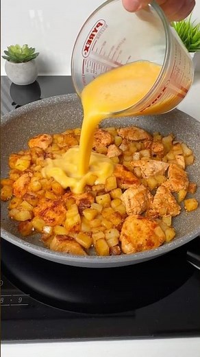 PERFECTLY MELTED CHEESY POTATO & CHICKEN OMELET!