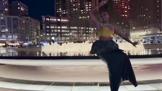 🎄Christmas music season got us feeling like @Cynthia Erivo #wintersong #happyholidays #dance #nyc