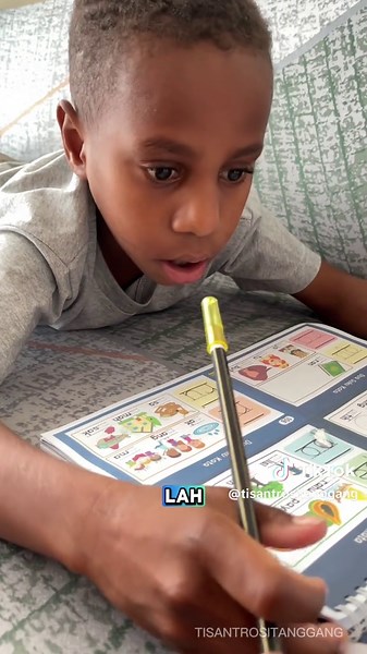 Pelan-pelan Adik Alo sedang beradaptasi dengan lingkungan dan kehidupan yang baru Mulai belajar banyak hal kecil yang dulu belum pernah ia pahami sendiri. Dari cara berbicara, kebiasaan, sampai mengucapkan ‘Astagfirullah…’ Semua memang butuh proses, tapi melihat Adik Alo mau belajar dan terus berkembang adalah hal yang sangat berharga karena dia sudah mau bersosialisasi dengan anak anak disekitarnya #AdikAlo #tisantrositanggang #kisahinspiratif #anakpapuahebat #adapstasi