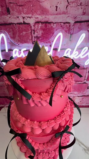 The most satisfying cake video I think I’ve made so far! #caketutorial #piping #cake | Cassie Cakes